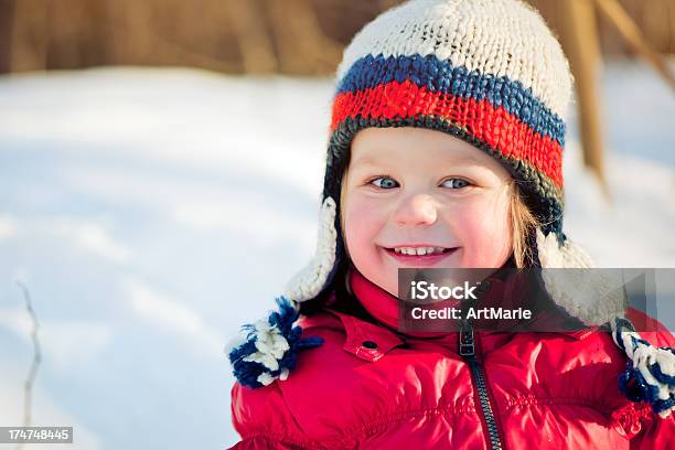 Photo libre de droit de Enfant Dans Un Parc En Hiver banque d'images et plus d'images libres de droit de Affectueux - Affectueux, Bonheur, D'ascendance européenne