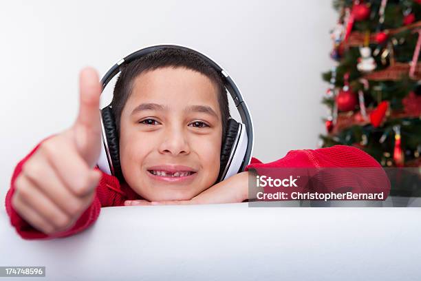 Navidad Niño Sonriente Con Auricular Foto de stock y más banco de imágenes de 8-9 años - 8-9 años, Actividades recreativas, Adorno de navidad