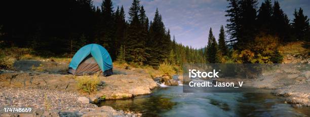Panoramiczne Tenting Obok Kaskadowanie Brook - zdjęcia stockowe i więcej obrazów Alberta - Alberta, Potok, Bez ludzi