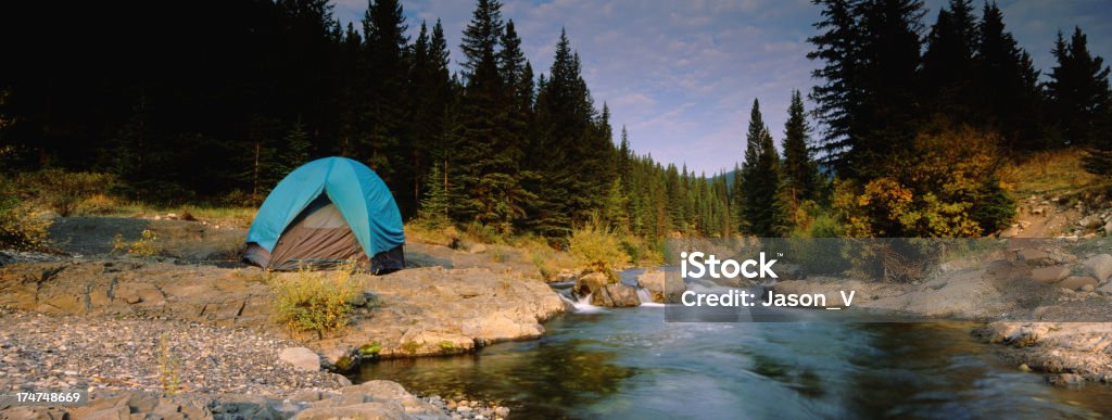 Panorâmica Tenting ao lado de uma CSS ('Cascading Brook - Royalty-free Alberta Foto de stock
