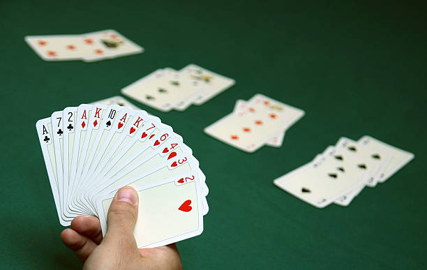 jugando al bridge - bridge juego de cartas fotografías e imágenes de stock