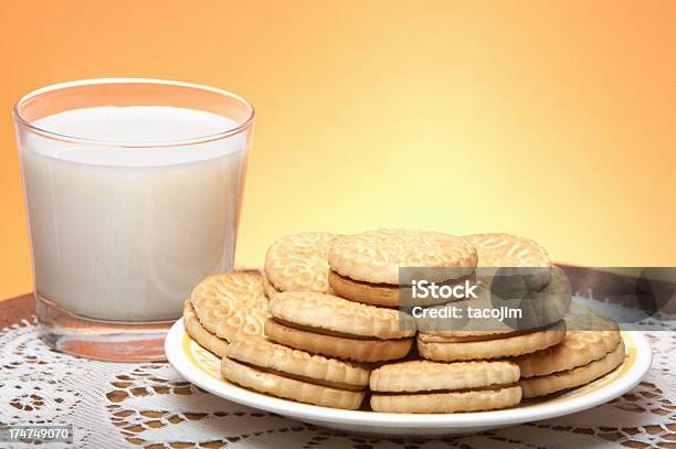 쿠키 우유관 건강에 좋지 않은 음식에 대한 스톡 사진 및 기타 이미지 - 건강에 좋지 않은 음식, 노랑, 다중 색상