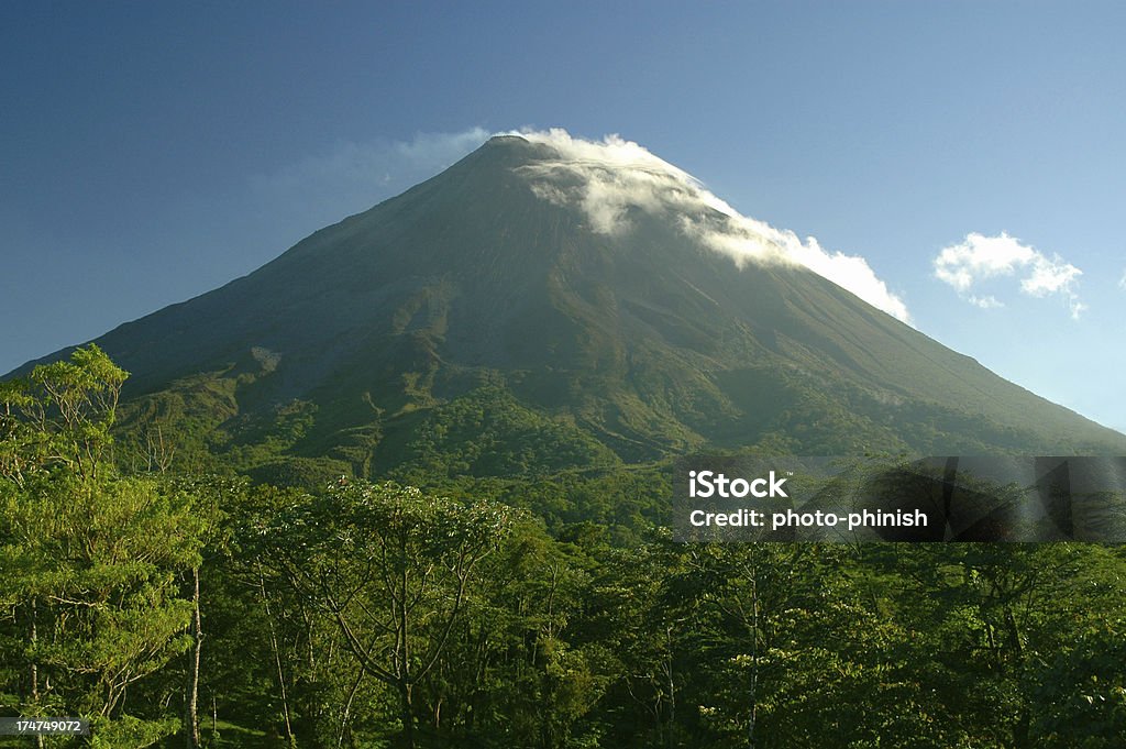 Vulcão Arenal Costa Rica. Nuvem tampa cone contra céu azul. - Royalty-free Alto - Altura Humana Foto de stock