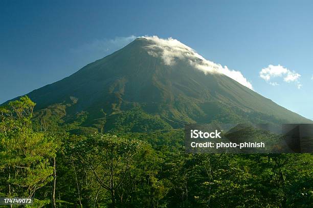 Vulcão Arenal Costa Rica Nuvem Tampa Cone Contra Céu Azul - Fotografias de stock e mais imagens de Alto - Altura Humana