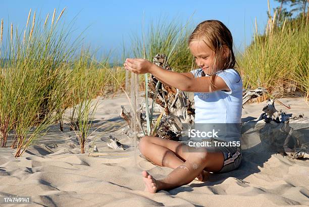 Menina Brincando Na Praia - Fotografias de stock e mais imagens de Adolescente - Adolescente, Alegria, Ao Ar Livre