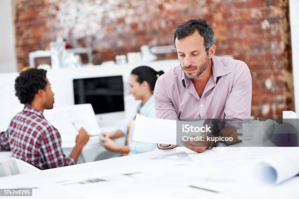 Foto de Homem De Camisa De Flanela Olhando Papéis e mais fotos de stock de Adulto - Adulto, Afro-americano, Arquiteto