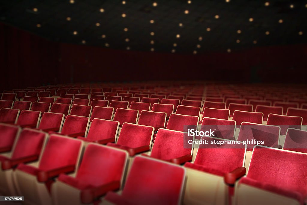 Teatro vacío con filas de asientos roja y luces de techo - Foto de stock de Sala de cine libre de derechos