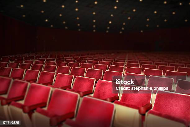 Foto de Teatro Vazio Com Fileiras De Assentos E Luzes De Teto Vermelho e mais fotos de stock de Cadeira