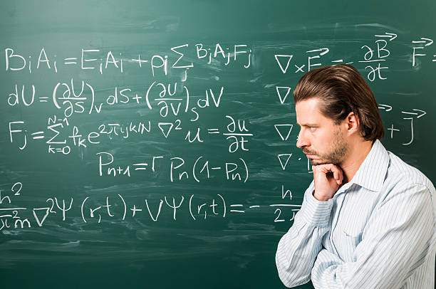 homme pensif contre formule mathématique sur un tableau vert - professor adult student chalk drawing formula photos et images de collection