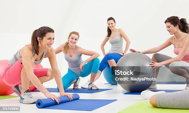 Clase De Pilates Foto de stock y más banco de imágenes de 20 a 29 años - 20 a 29 años, Actividad de fin de semana, Actividades recreativas