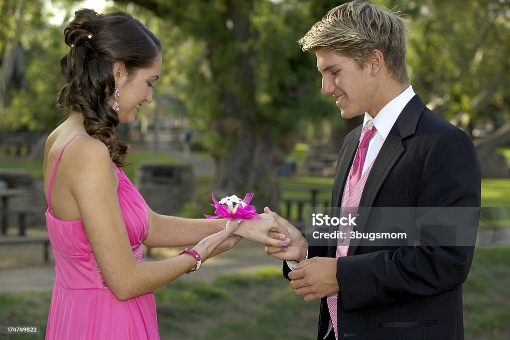 Подростковая Prom пара смотреть на красивый запястье Букет для корсажа - Стоковые фото Выпускной вечер роялти-фри