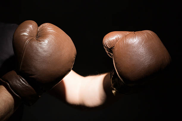 mani con guanti da boxe - conflict boxing glove classic sport foto e immagini stock