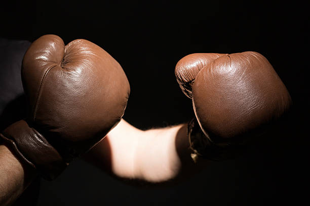 손을 권투 장갑 - conflict boxing glove classic sport 뉴스 사진 이미지