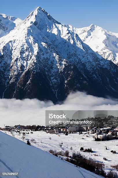Francia Ski Resort Les Dos Alpes Foto de stock y más banco de imágenes de Aldea - Aldea, Francia, Montaña