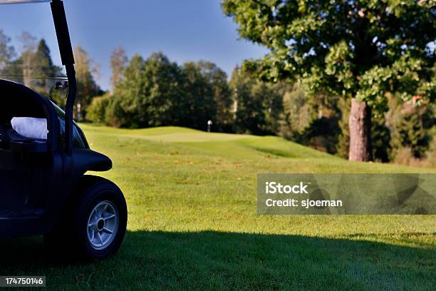 Golfcart Auf Golfplatz Stockfoto und mehr Bilder von Baum - Baum, Bildschärfe, Flagge
