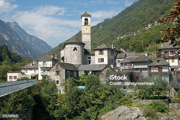 Aldeia Nos Alpes - Fotografias de stock e mais imagens de Aldeia - Aldeia, Alpes Europeus, Alpes suíços