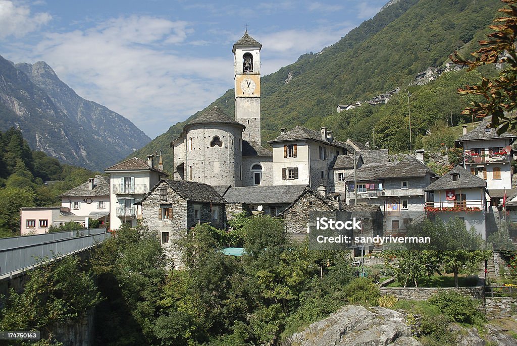Небольшая деревня в Альпах - Стоковые фото Valle Verzasca роялти-фри