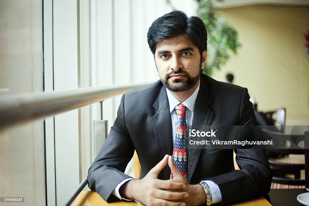 Jovem pensativo asiático indiano Empresário sentando na cafeteria - Foto de stock de Bonito - pessoa royalty-free
