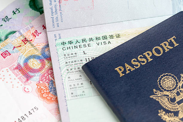 китайский юань (rmb) и визу и паспорт - currency symbol currency chinese yuan note taiwanese currency стоковые фото и изображен�ия