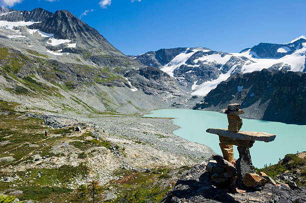 lac glaciaire - canadian culture inukshuk mountain whistler photos et images de collection