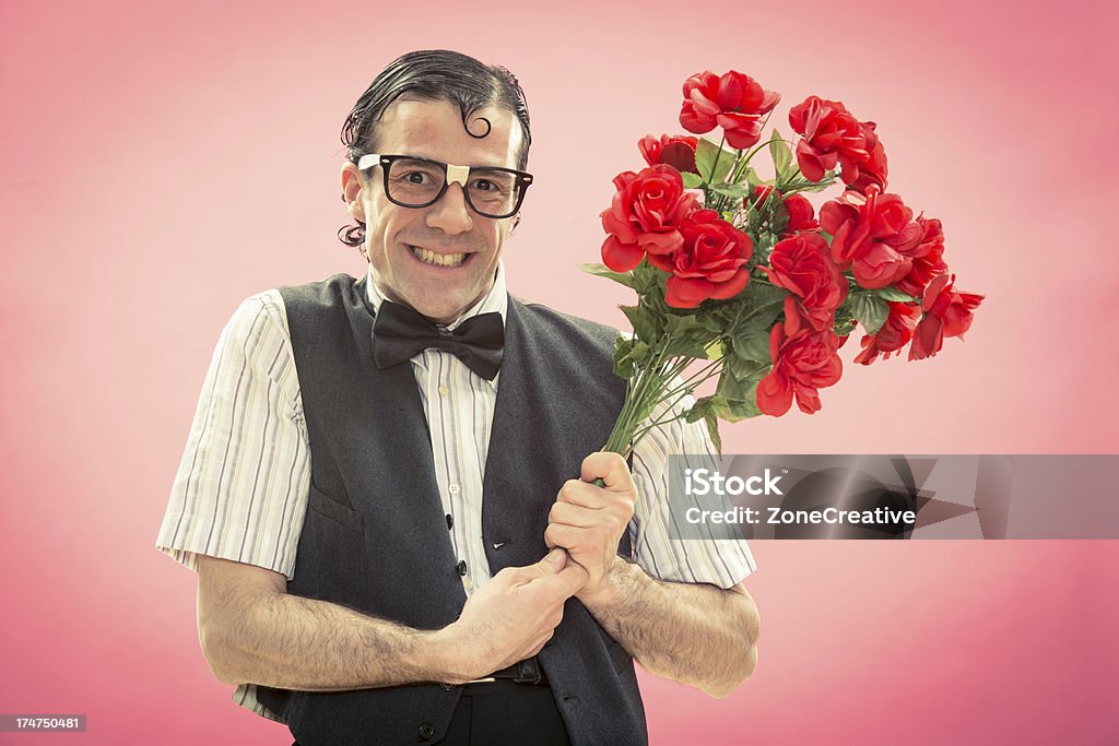 Uncool gibt Blumen zu seiner Freundin in Valentinstag - Lizenzfrei Begehren Stock-Foto