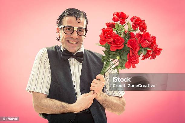 Uncool Gibt Blumen Zu Seiner Freundin In Valentinstag Stockfoto und mehr Bilder von Begehren