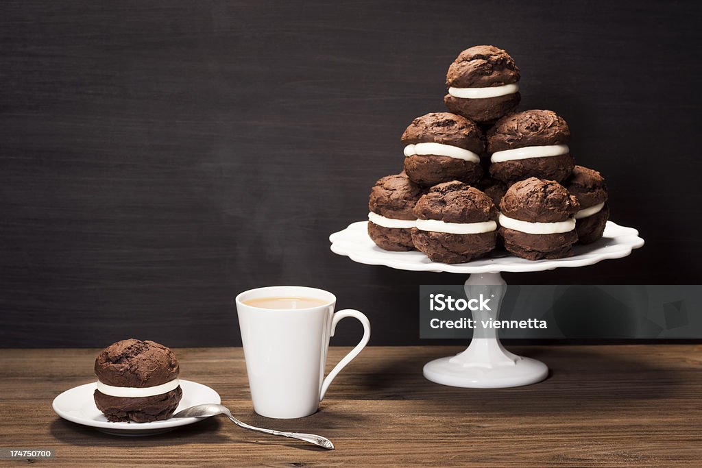 Tartes Whoopie de Chocolate com café ou Lua - Royalty-free Tarte de sobremesa Foto de stock