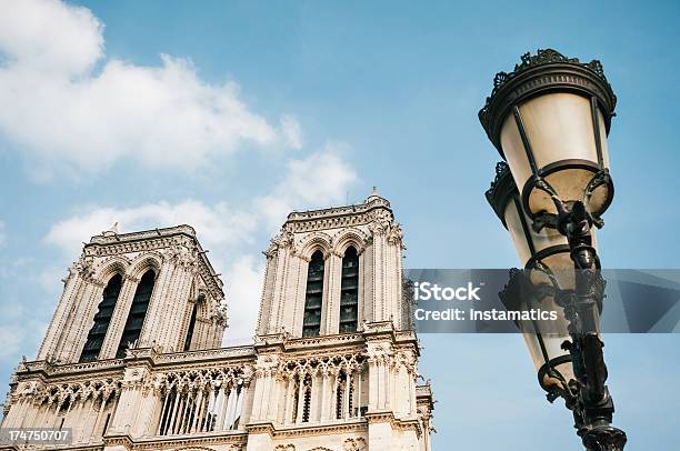 Foto de Notre Dame De Paris Com Luz De Rua e mais fotos de stock de Arcaico - Arcaico, Arco - Característica arquitetônica, Arquitetura