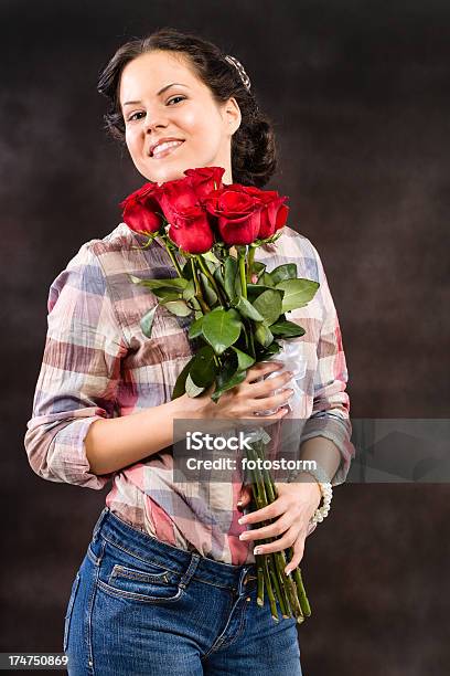 Retro Mulher Segurando Flores - Fotografias de stock e mais imagens de Adulto - Adulto, Amor, Arranjo de flores