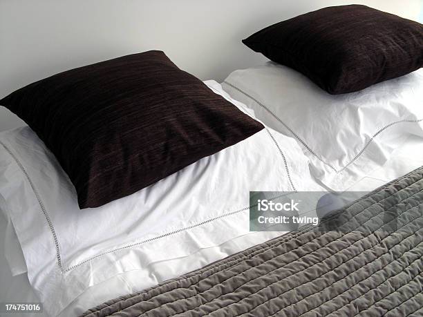 El Gris Cama Foto de stock y más banco de imágenes de Acogedor - Acogedor, Almohada, Calor