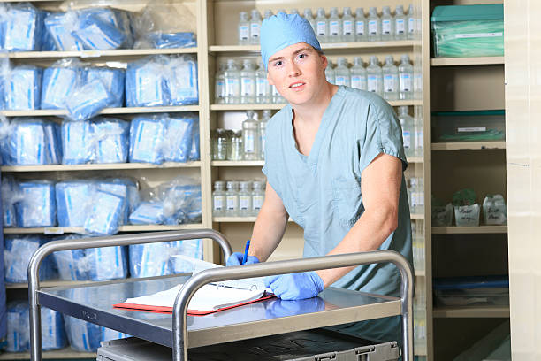 sterilizer no hospital-trabalhador de estoque - hopital - fotografias e filmes do acervo