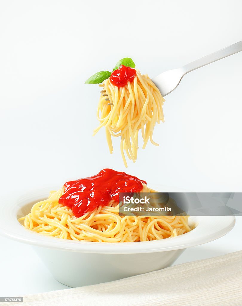 Comer spaghetti con salsa de albahaca y - Foto de stock de Albahaca libre de derechos