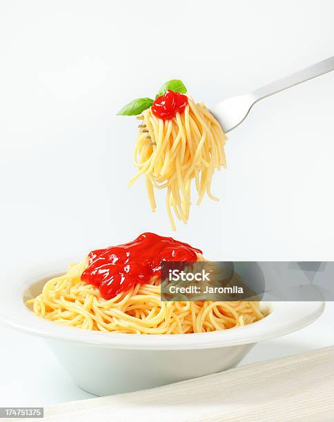Foto de Um Espaguete Com Molho E Manjericão e mais fotos de stock de Alimentação Saudável - Alimentação Saudável, Almoço, Amarelo