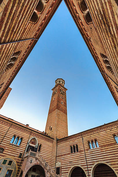 torre dei lamberti-cortile del mercato vecchio, verona - torre dei lamberti zdjęcia i obrazy z banku zdjęć