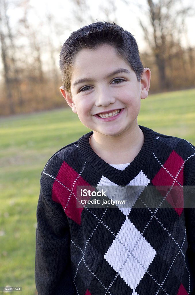 Красивый Маленький мальчик улыбается - Стоковые фото 8-9 лет роялти-фри