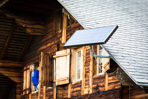 painel solar no cabana dos alpes - lenk im simmental - fotografias e filmes do acervo
