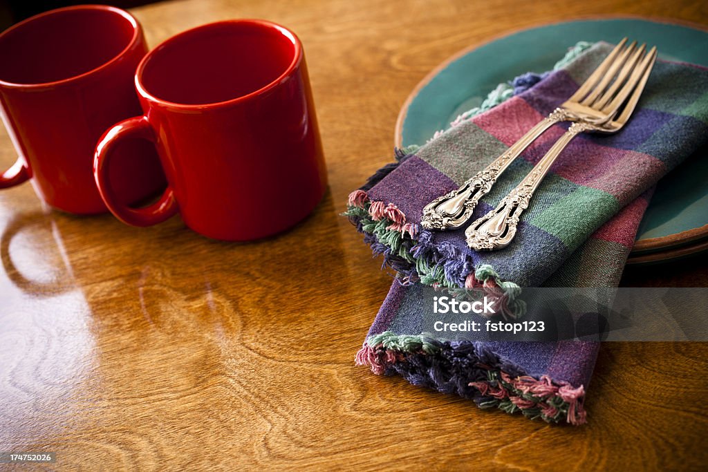 Blickwinkel Kaffee set für zwei Personen mit roten Café "mugs" - Lizenzfrei Abgeschiedenheit Stock-Foto