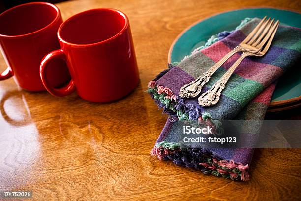 Blickwinkel Kaffee Set Für Zwei Personen Mit Roten Café Mugs Stockfoto und mehr Bilder von Abgeschiedenheit