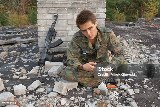 Nastolatki Chłopiec W Bitwie Sukienka Nóż I Karabin - zdjęcia stockowe i więcej obrazów AK-47
