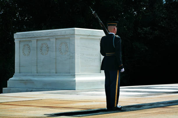 アーリントン - tomb of the unknown soldier 写真 ストックフォトと画像