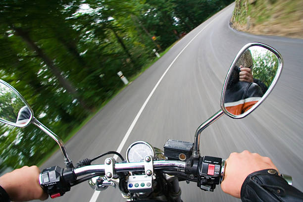 curva de ação - motorcycle motorcycle point of view road biker - fotografias e filmes do acervo