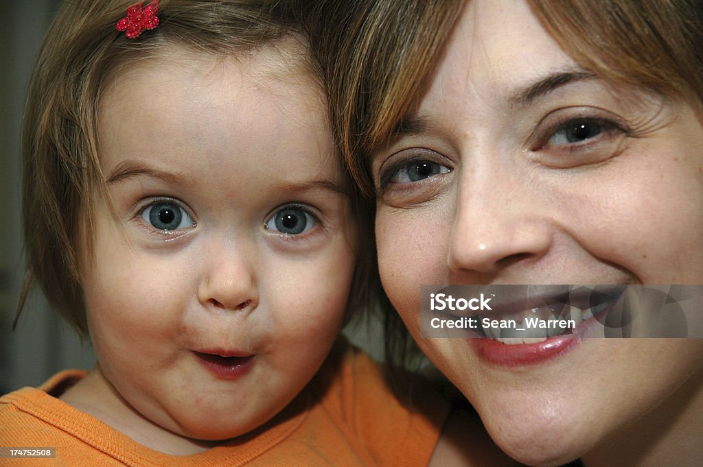 Голубые глаза как мама - Стоковые фото 12-17 месяцев роялти-фри