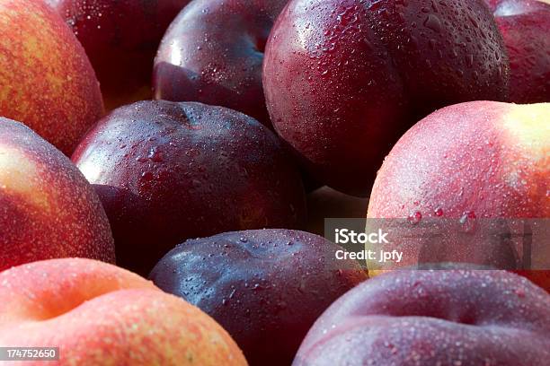 Duraznos Y Ciruelas Foto de stock y más banco de imágenes de Agua - Agua, Asistencia sanitaria y medicina, Belleza