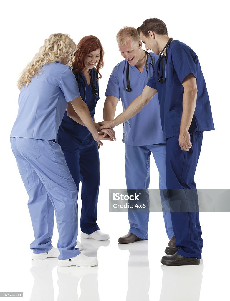 Healtcare pracowników układania ręce razem - Zbiór zdjęć royalty-free (Pielęgniarka)