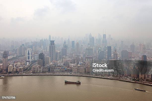 Shanghai Smog Foto de stock y más banco de imágenes de Agua - Agua, Aire libre, Alto - Descripción física