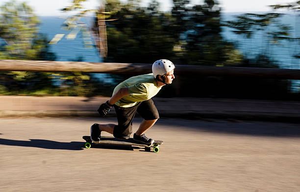 giovane uomo andare sullo skate-board - extreme skateboarding action balance motion foto e immagini stock