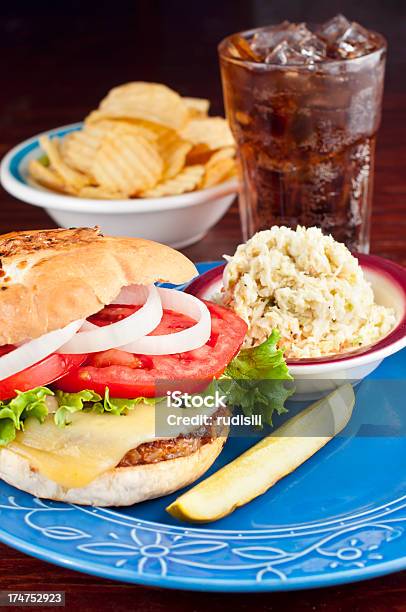 Hamburguesa Con Queso Foto de stock y más banco de imágenes de Alimento - Alimento, Alimentos cocinados, Bebida