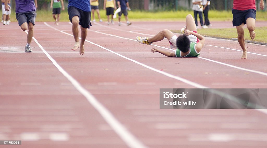 Sprinter caduti - Foto stock royalty-free di Cadere