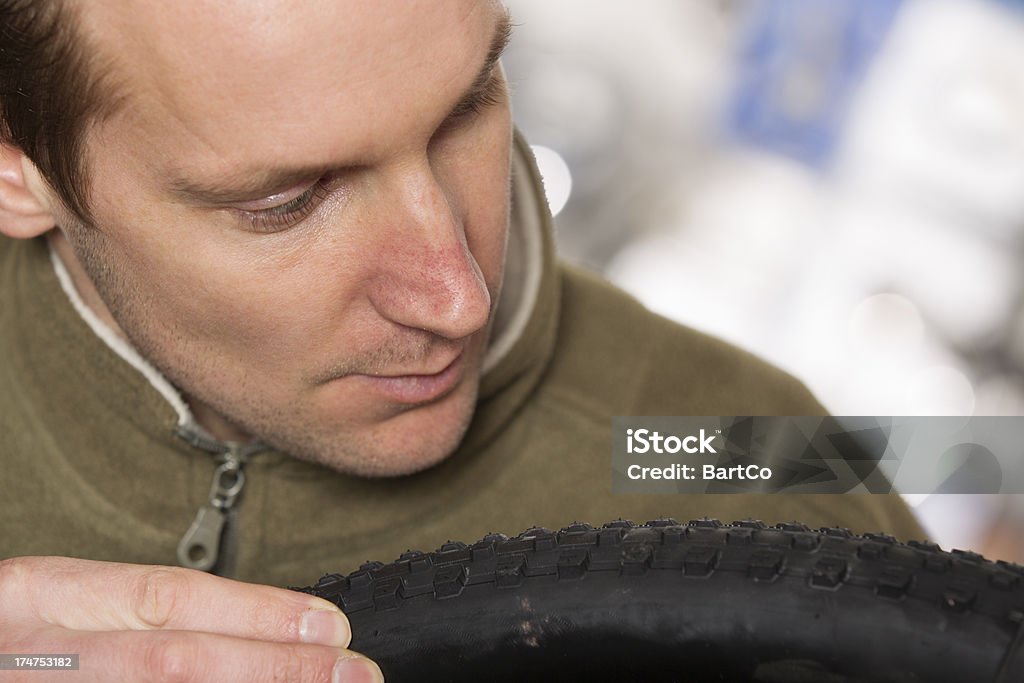 Uomo di riparare un bicicletta, nuovi pneumatici - Foto stock royalty-free di Adulto