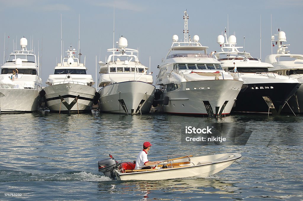 Examinar biiig embarcaciones en Cannes - Foto de stock de Yate libre de derechos